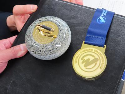 世界選手権金メダル、金のミニストーン
