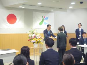 辞令交付を受ける新規採用職員