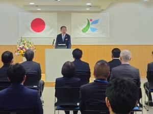 幹部職員に訓示を述べる市長