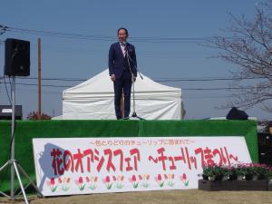 壇上で挨拶する市長