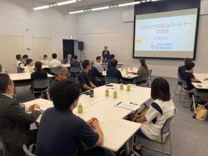 交流会で挨拶する市長