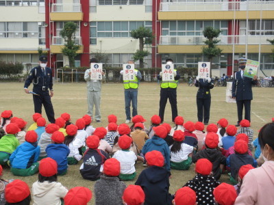 交通安全のために、鴻巣市や多くの人が活動していますの画像