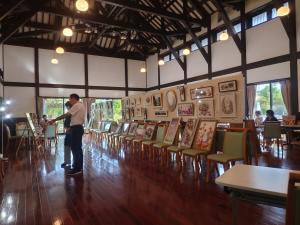 山中先生より作品の説明を受ける市長