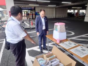 ブーケの説明を受ける市長