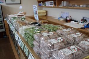 店内に並ぶたくさんの和菓子の様子