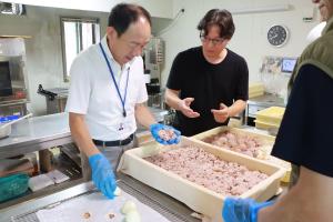 赤飯を手に取ります