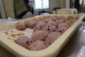 丸められていくいがまんじゅう