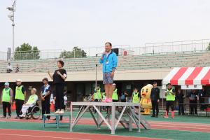 開会式で挨拶をする市長