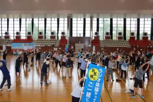 参加者の皆さんに混じってラジオ体操をする市長