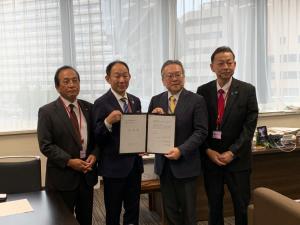 防災監に要望書を渡す３首長