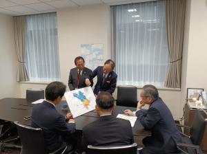 ３市の圏域を説明をする並木市長