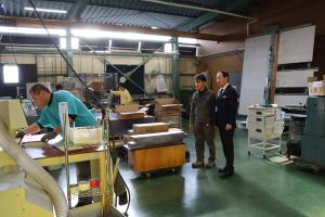 市長が工場内を視察している写真