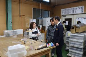 製造工程について社員の方に話を伺う様子の写真