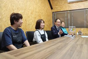 社員の皆さんと懇談する市長の写真