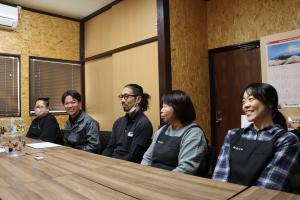 懇談している写真