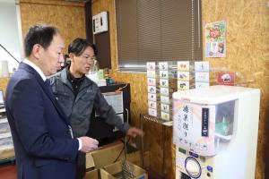 鴻巣ガチャの説明を聞く様子