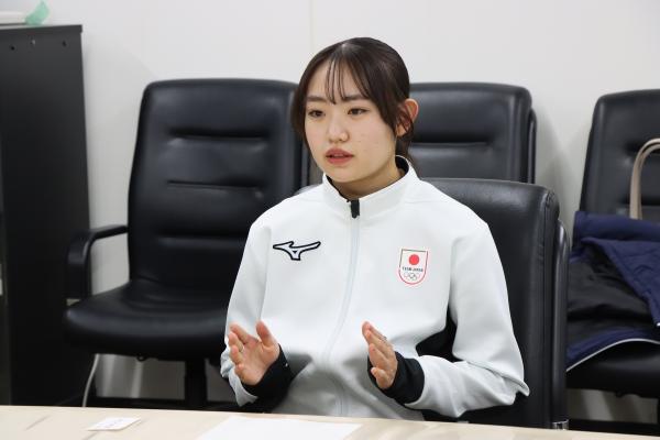 表敬訪問時にオリンピック出場について語る金井選手