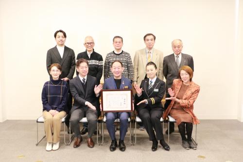 市長、アドバイザー齊藤さん、シティプロモーション推進懇話会委員の皆様との集合写真