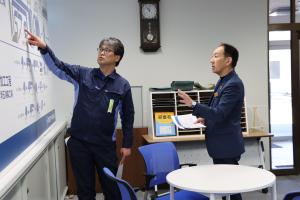 作業工程の説明を受ける市長