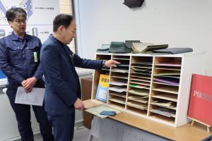 様々な研磨紙を見る市長