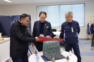 会社のアルバムを見る市長