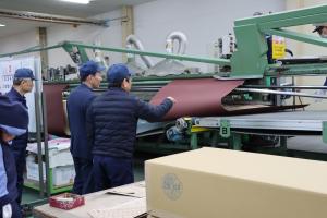 研磨布紙を触る市長