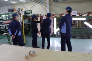 研磨布紙の加工工程の説明をうける市長