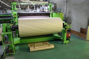 研磨布紙を巻き取る様子