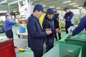 加工された研磨布紙を手に取る市長