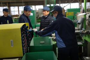 加工の様子を見る市長