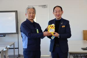 市長からひなちゃんぬいぐるみを受け取る増田社長