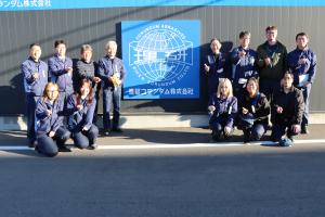 社員の皆さんと一緒に集合写真