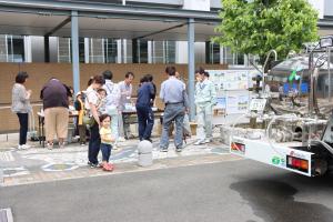 給水車と利き水体験にチャレンジする市民の皆さん