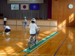 細い幅をはみ出ないように慎重にゆっくり運転する様子