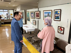 参加者と会話する市長