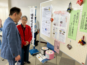 出展者から説明を受ける市長