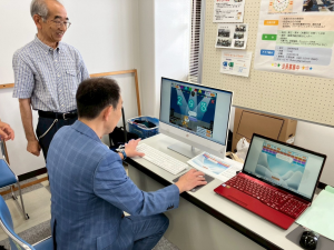 団体のブースで体験させていただく市長