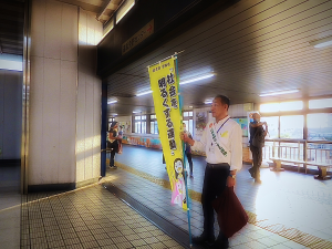 鴻巣駅に立つ市長