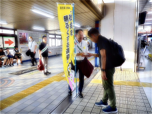 行き交う人と挨拶を交わす市長