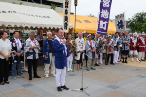 挨拶する市長