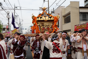 宮地町の神輿を担ぐ様子