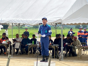 防災服で挨拶する市長