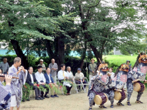 笛の演奏に合わせて踊りを披露する獅子舞