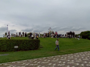 天空の里の隣の公園から放鳥を見守る皆さん