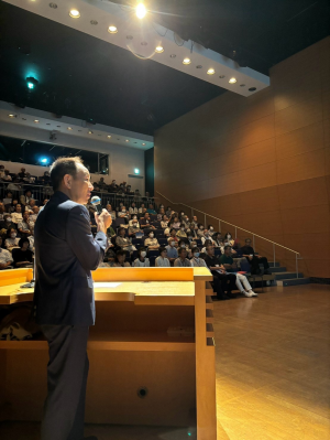 学長として講義する市長