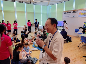 参加者と会話する市長