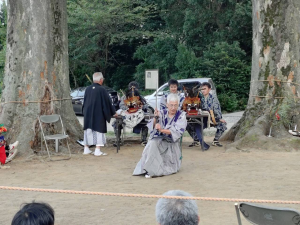 披露している様子
