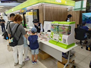 ノス祭りを楽しむ親子