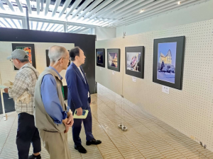 写真に見入る市長の様子