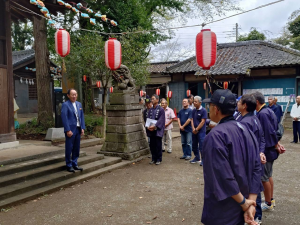 地域の皆さんに挨拶をする市長